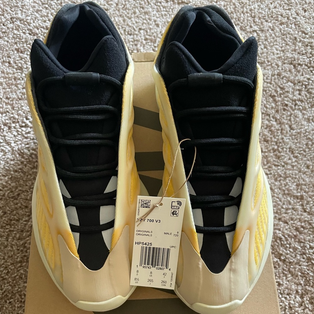 YEEZY 700 V3 Mono Safflower